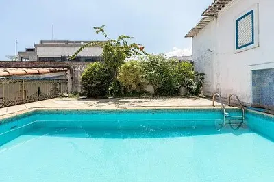 Σαλόνι; ξύλινο πάτωμα, φυσικό φως, μοντέρνο στυλ, ψηλά ταβάνια