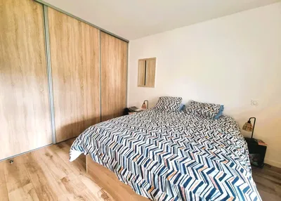 Living room; wood floor, natural light, modern style, high ceiling