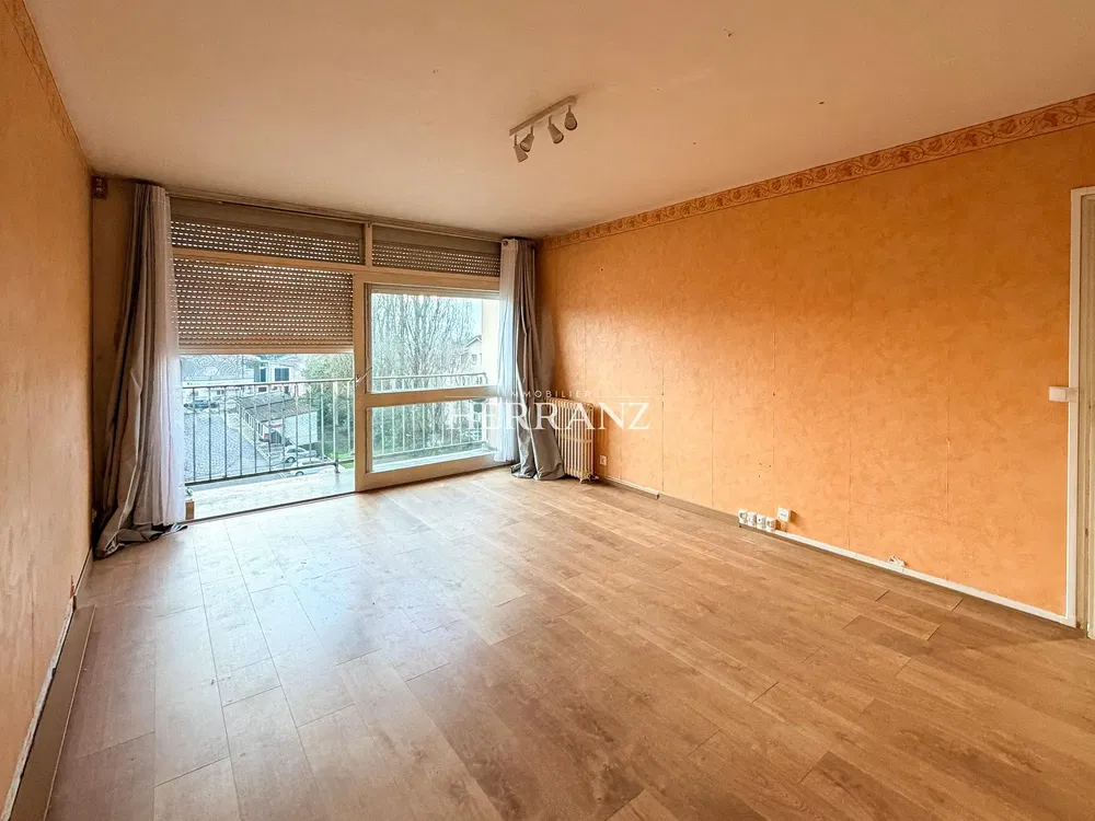 Living room; wood floor, natural light, modern style, high ceiling