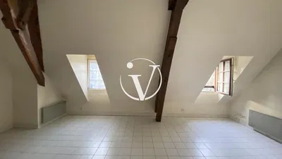 Wohnzimmer; holzboden, tageslicht, moderner stil, hohe decken