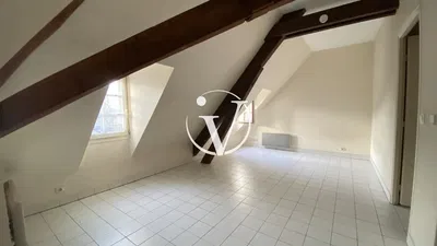 Wohnzimmer; holzboden, tageslicht, moderner stil, hohe decken