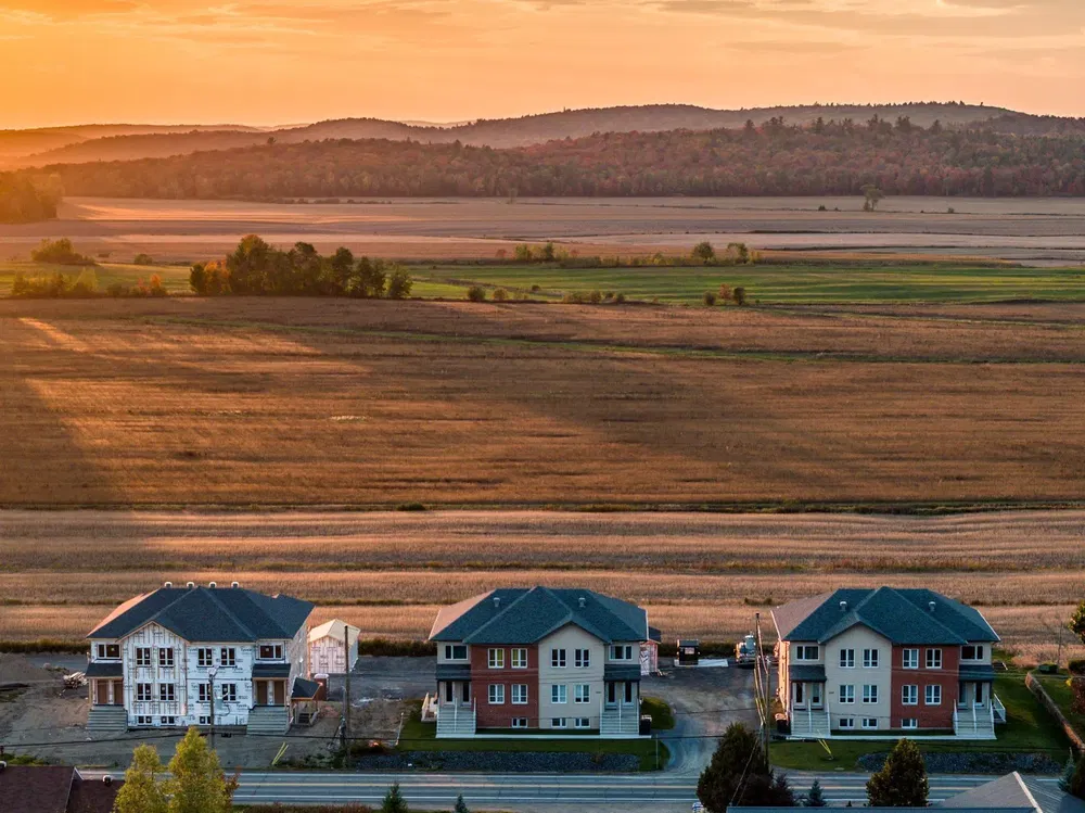 Dnevni boravak; drveni pod, prirodna svjetlost, moderan stil, visoki stropovi