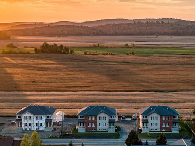 Salon; parquet, lumière naturelle, style moderne, hauteur sous plafond