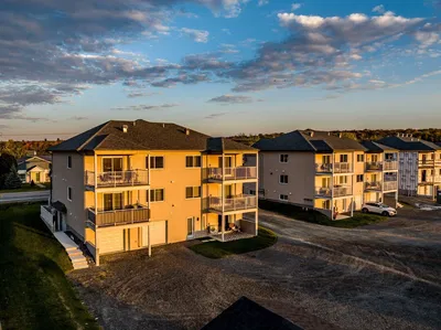 Dnevni boravak; drveni pod, prirodna svjetlost, moderan stil, visoki stropovi