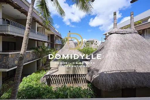 Woonkamer; houten vloer, natuurlijk licht, moderne stijl, hoge plafonds