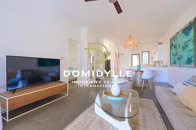 Дневна соба; дрвени под, природно светло, модерни стил, високи плафони