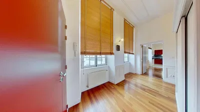Living room; wood floor, natural light, modern style, high ceiling