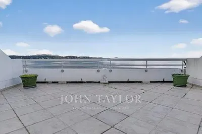 Kuhinja; kućanski aparati, drveni pod, prirodna svjetlost, moderan stil, renoviran