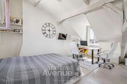 Woonkamer; houten vloer, natuurlijk licht, moderne stijl, hoge plafonds