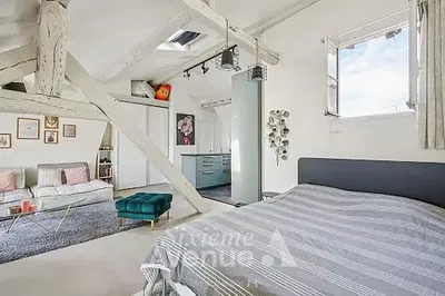 Woonkamer; houten vloer, natuurlijk licht, moderne stijl, hoge plafonds