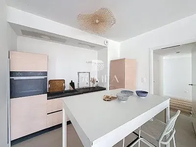 Cucina; elettrodomestici, pavimento in legno, luce naturale, stile moderno, ristrutturato