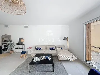 Soggiorno; pavimento in legno, luce naturale, stile moderno, soffitti alti