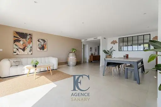 Woonkamer; houten vloer, natuurlijk licht, moderne stijl, hoge plafonds