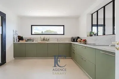 Woonkamer; houten vloer, natuurlijk licht, moderne stijl, hoge plafonds