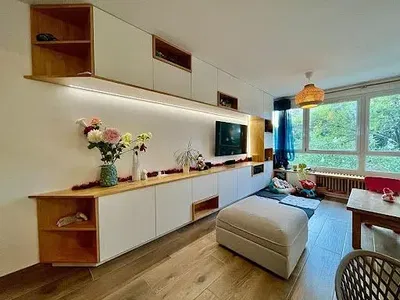 Salón; suelo de madera, luz natural, estilo moderno, techos altos