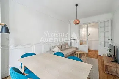 Woonkamer; houten vloer, natuurlijk licht, moderne stijl, hoge plafonds