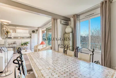 Salón; suelo de madera, luz natural, estilo moderno, techos altos