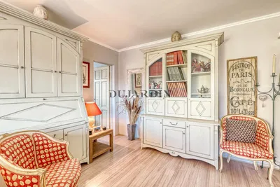 Dnevna soba; drveni pod, prirodno svjetlo, moderni stil, visoki plafoni