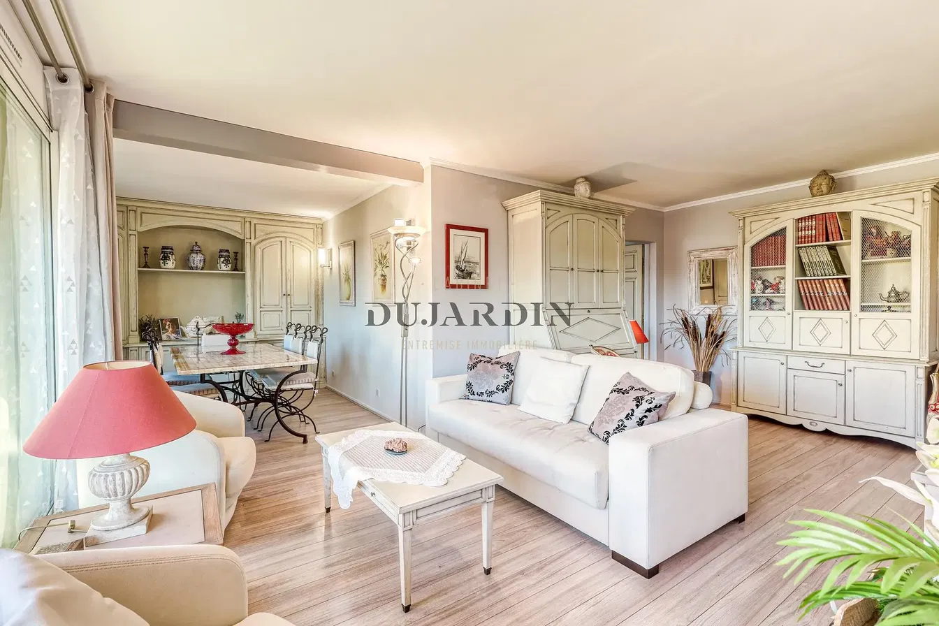 Σαλόνι; ξύλινο πάτωμα, φυσικό φως, μοντέρνο στυλ, ψηλά ταβάνια