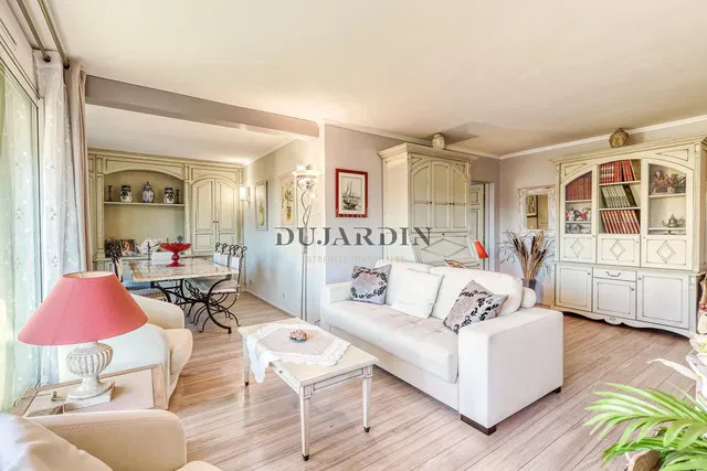 Salon; parquet, lumière naturelle, style moderne, hauteur sous plafond