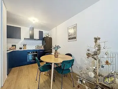 Salon; parquet, lumière naturelle, style moderne, hauteur sous plafond