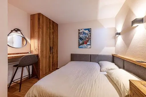 Living room; wood floor, natural light, modern style, high ceiling