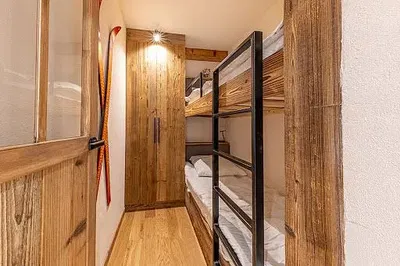 Living room; wood floor, natural light, modern style, high ceiling