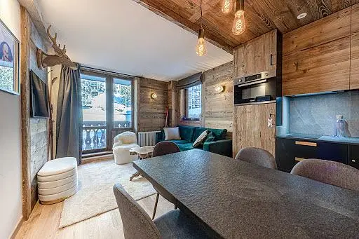 Living room; wood floor, natural light, modern style, high ceiling
