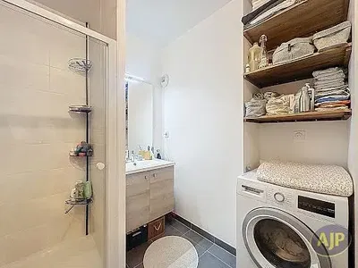 Salon; parquet, lumière naturelle, style moderne, hauteur sous plafond