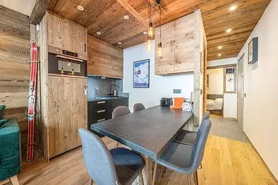 Living room; wood floor, natural light, modern style, high ceiling