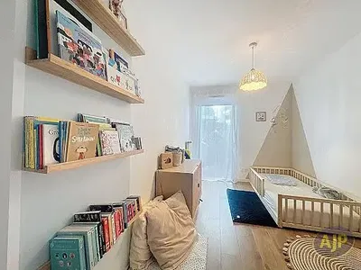 Salon; parquet, lumière naturelle, style moderne, hauteur sous plafond