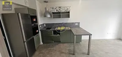 Σαλόνι; ξύλινο πάτωμα, φυσικό φως, μοντέρνο στυλ, ψηλά ταβάνια