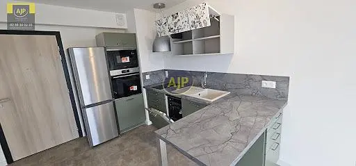 Σαλόνι; ξύλινο πάτωμα, φυσικό φως, μοντέρνο στυλ, ψηλά ταβάνια