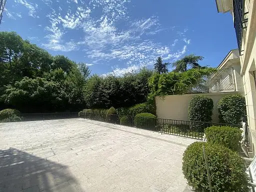 Obývačka; prirodzené svetlo, drevená podlaha, moderný štýl, po rekonštrukcii