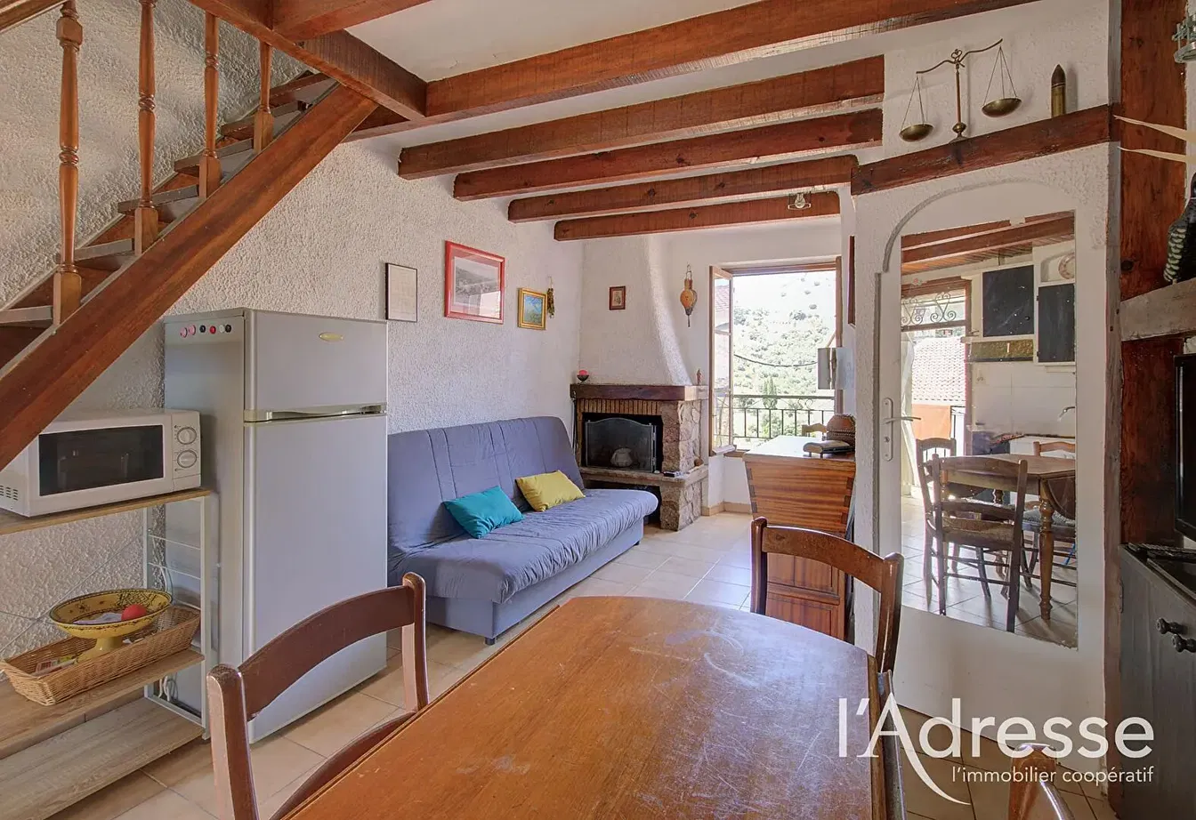 Wohnzimmer; holzboden, tageslicht, moderner stil, hohe decken