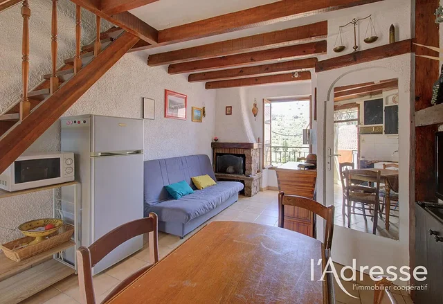 Salon; podłoga drewniana, światło dzienne, styl nowoczesny, wysokie sufity