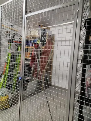 Salon; parquet, lumière naturelle, style moderne, hauteur sous plafond