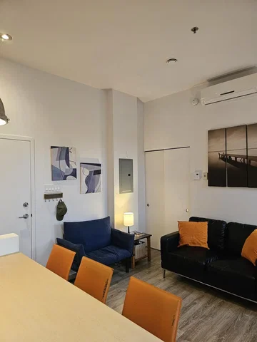 Salon; parquet, lumière naturelle, style moderne, hauteur sous plafond