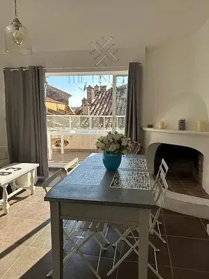 Salón; suelo de madera, luz natural, estilo moderno, techos altos