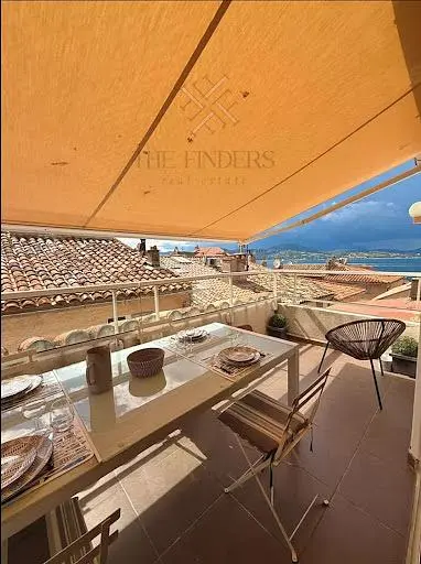 Cocina; electrodomésticos, suelo de madera, luz natural, estilo moderno, renovado