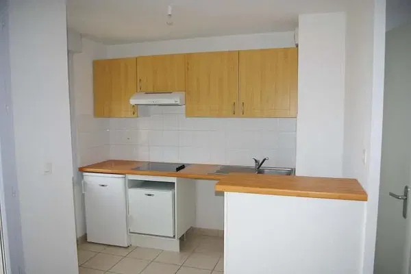 Living room; wood floor, natural light, modern style, high ceiling