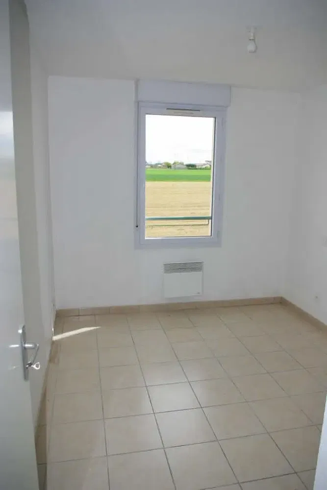 Living room; wood floor, natural light, modern style, high ceiling