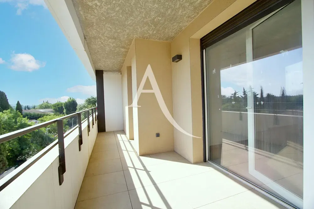 مطبخ; أجهزة المطبخ, أرضية خشبية, ضوء طبيعي, أسلوب عصري, مجدد