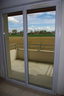 Living room; wood floor, natural light, modern style, high ceiling