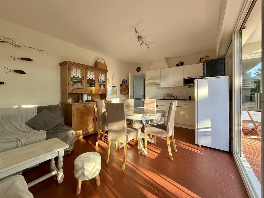 Woonkamer; houten vloer, natuurlijk licht, moderne stijl, hoge plafonds