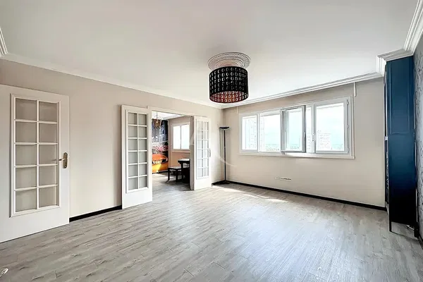 Obývačka; drevená podlaha, prirodzené svetlo, moderný štýl, vysoké stropy