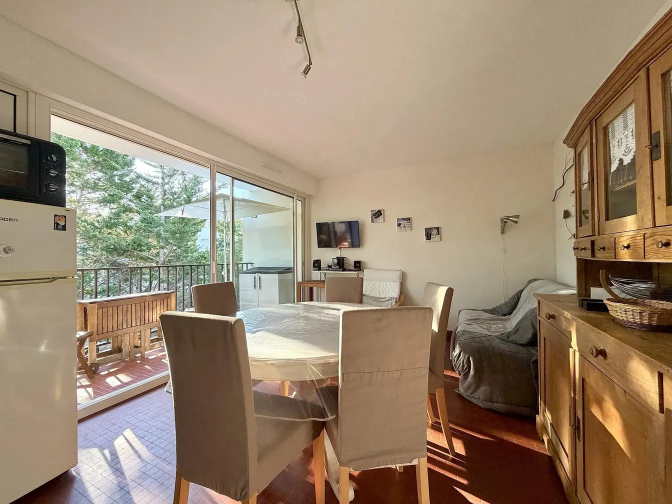 Keuken; keukenapparatuur, houten vloer, natuurlijk licht, moderne stijl, gerenoveerd