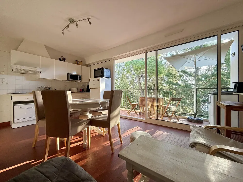 Woonkamer; houten vloer, natuurlijk licht, moderne stijl, hoge plafonds