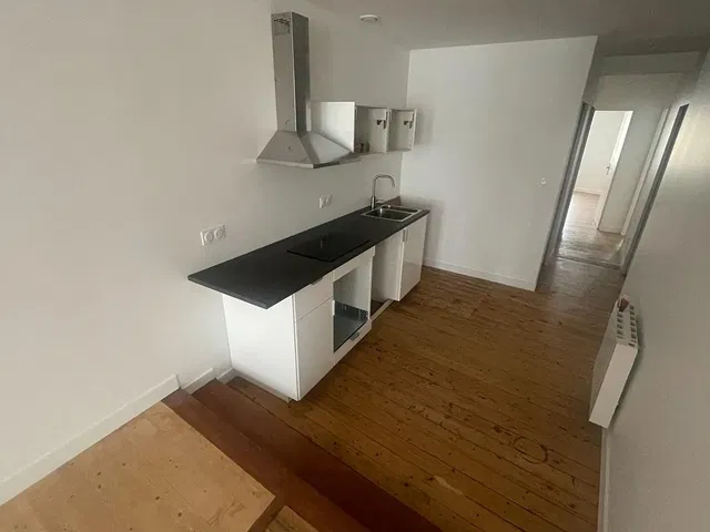 Obývací pokoj; dřevěná podlaha, přirozené světlo, moderní styl, vysoké stropy