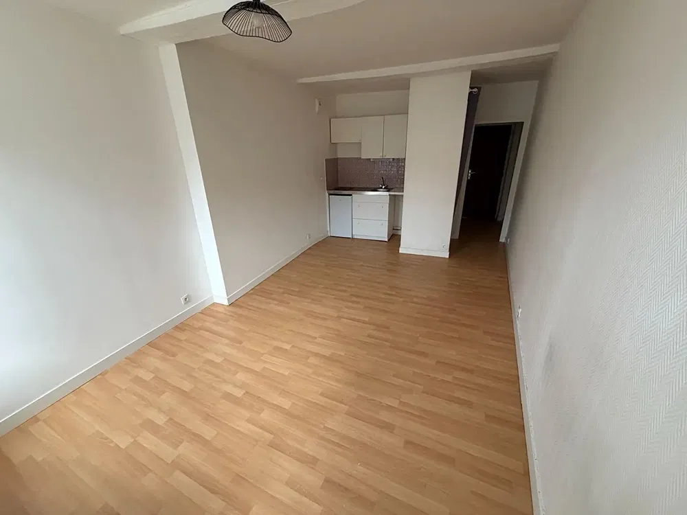 Sala de estar; chão de madeira, luz natural, estilo moderno, teto alto